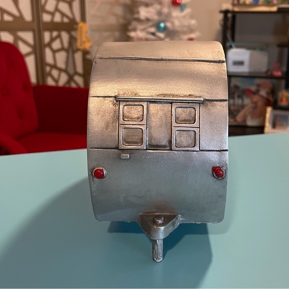 Vintage Trailer With Animated Holiday Scene - Picture 5 of 5